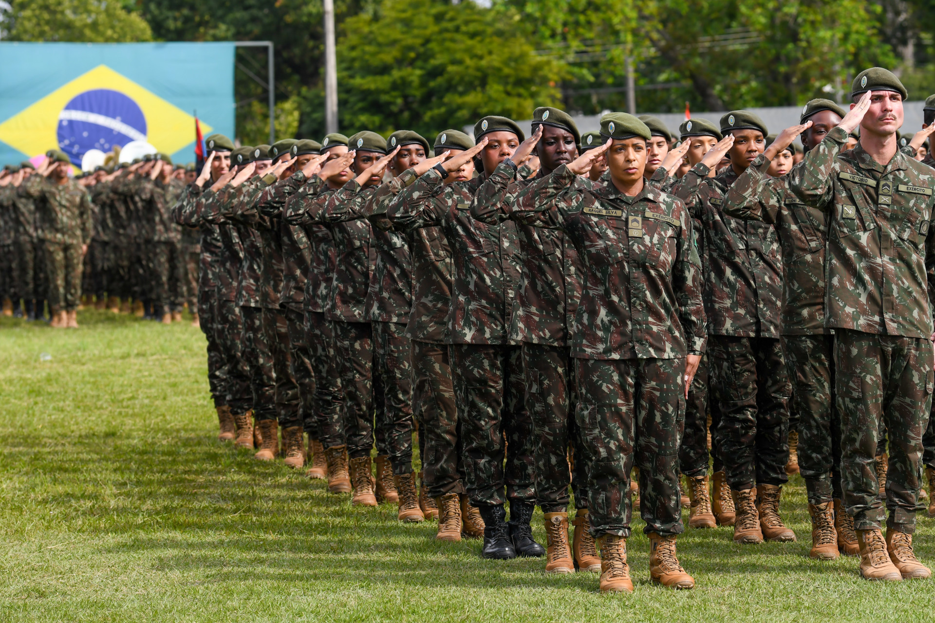 Cerimônia de entrega da boina verde-oliva às primeiras soldados da história do Exército Brasileiro, na Vila Militar - Divulgação/ Comando Militar do Leste