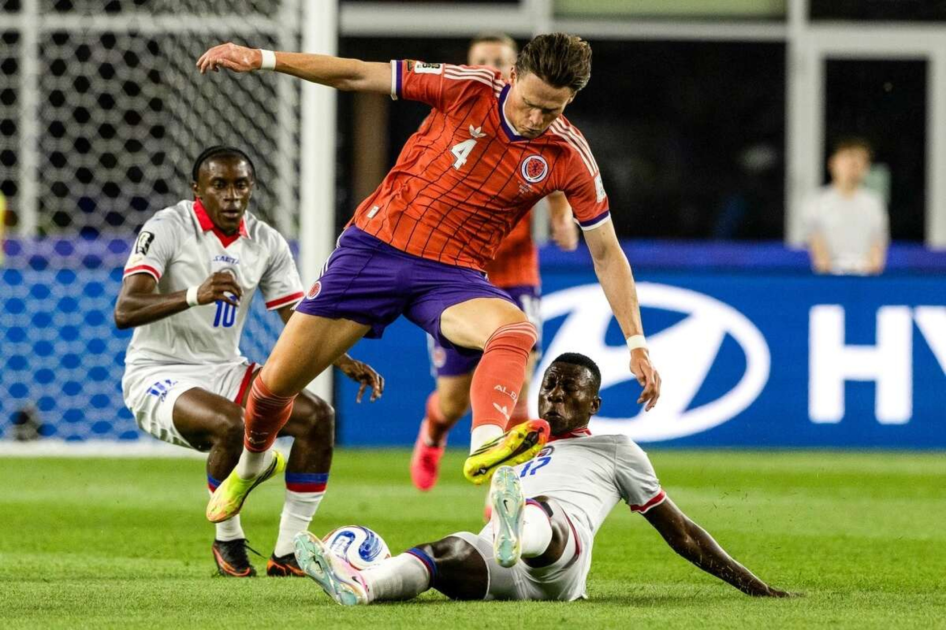 Esc&oacute;cia sofre, mas derrota o Haiti na estreia