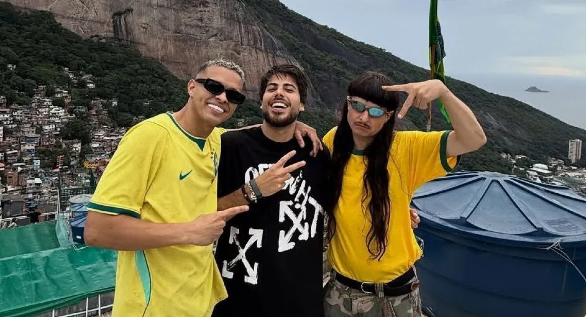 Thiago e Oliver gravaram v&iacute;deos juntos em pontos tur&iacute;sticos do Rio. Lucas Frota, de camisa preta, foi quem apresentou o carioca ao americano 