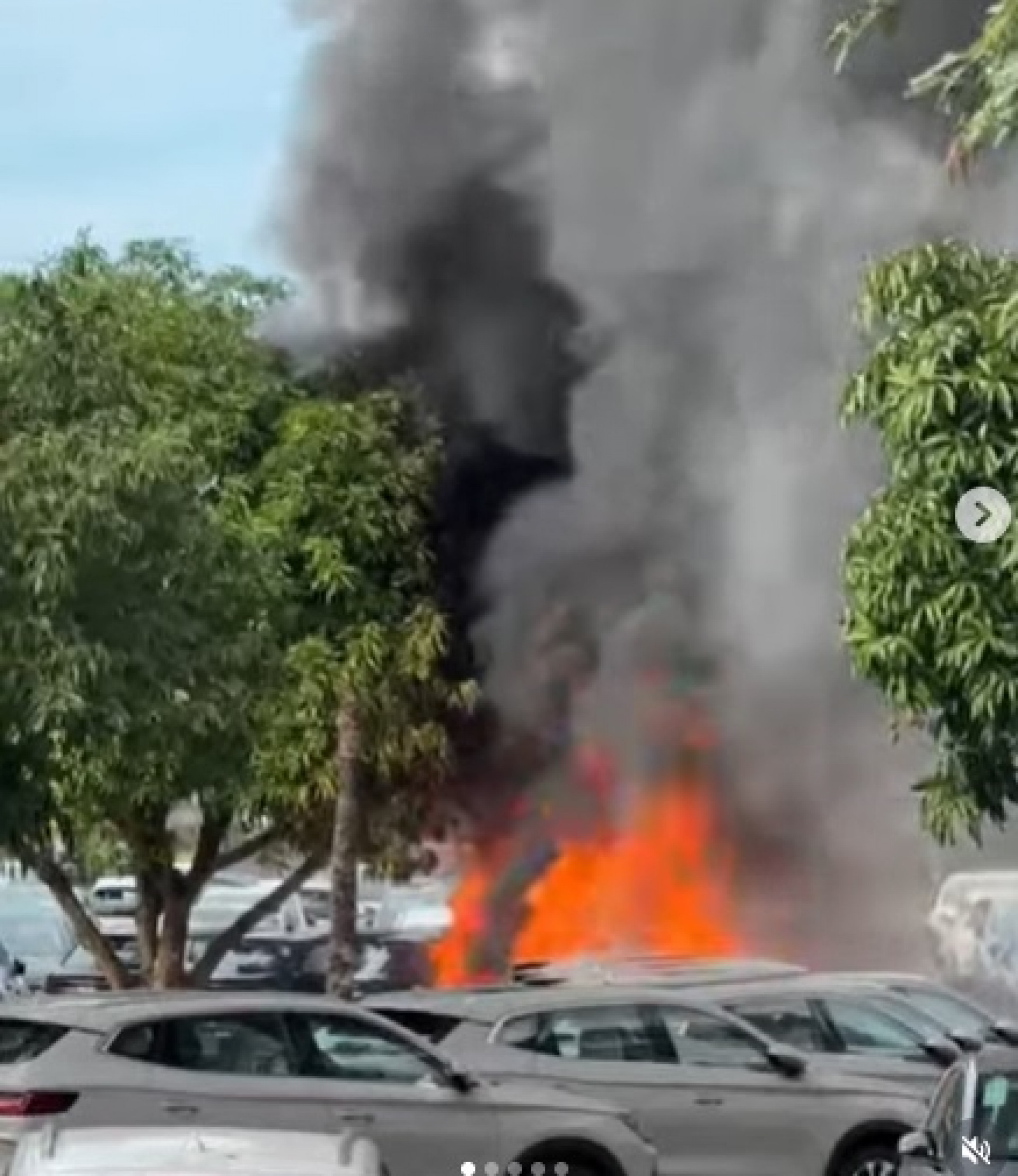 Grande incêndio após queda de helicópteros no Recreio dos Bandeirantes, neste domingo (14)