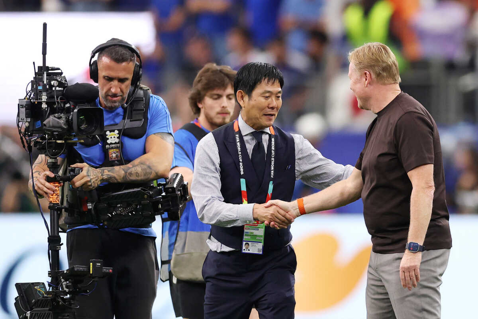 T&eacute;cnico do Jap&atilde;o improvisa placa e chama aten&ccedil;&atilde;o durante empate com a Holanda
