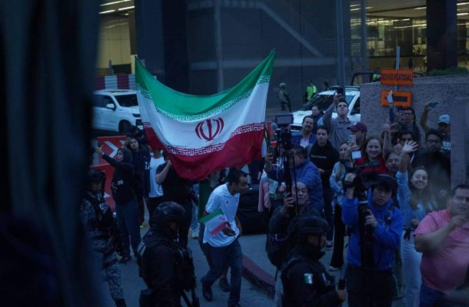 Ir&atilde; pressiona Fifa por respeito &agrave; bandeira e amplia tens&atilde;o pol&iacute;tica antes da estreia