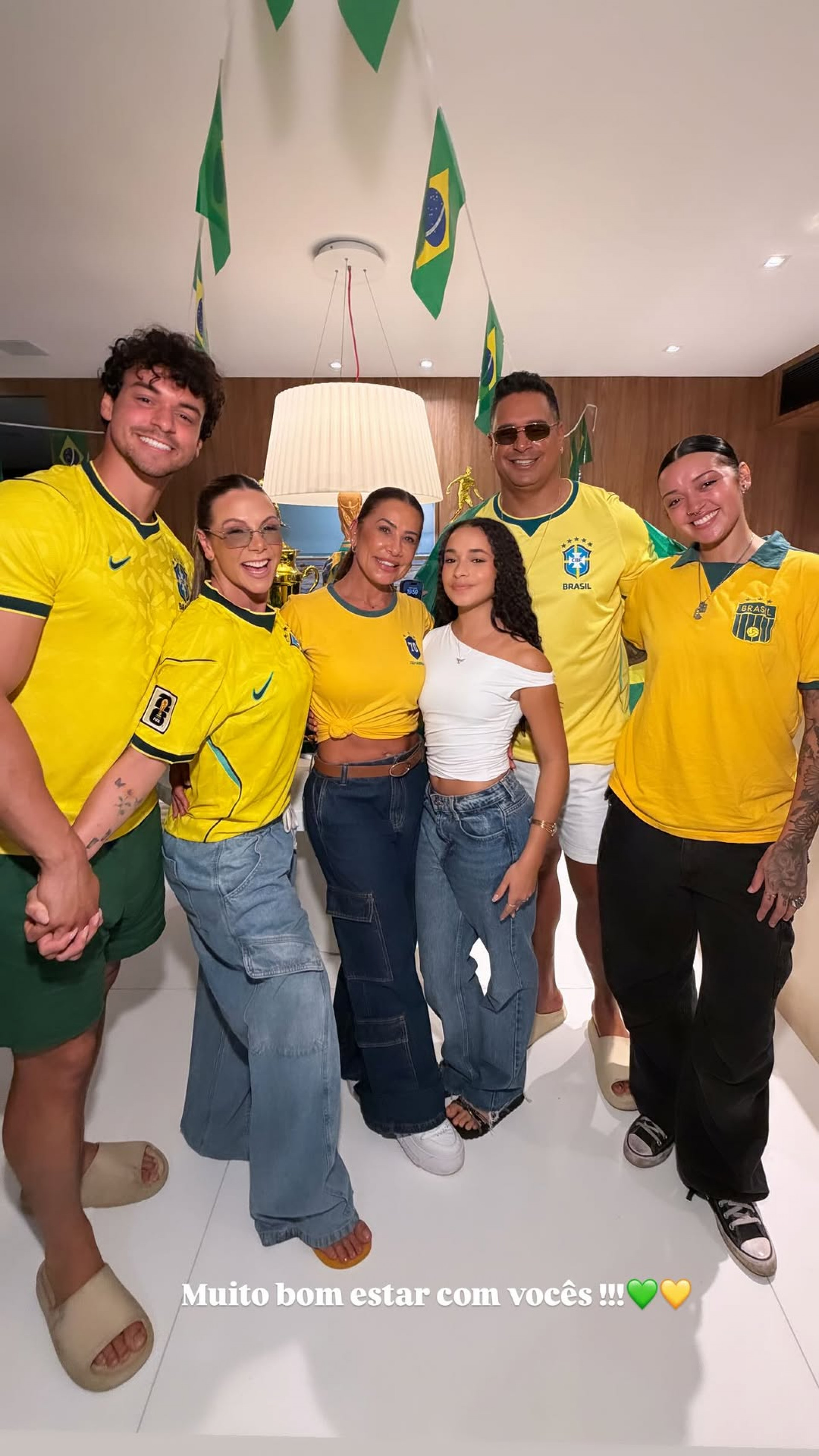 Xanddy re&uacute;ne Carla Perez, Scheila Carvalho e filhos em anivers&aacute;rio com tema Copa  - Reprodu&ccedil;&atilde;o / Instagram