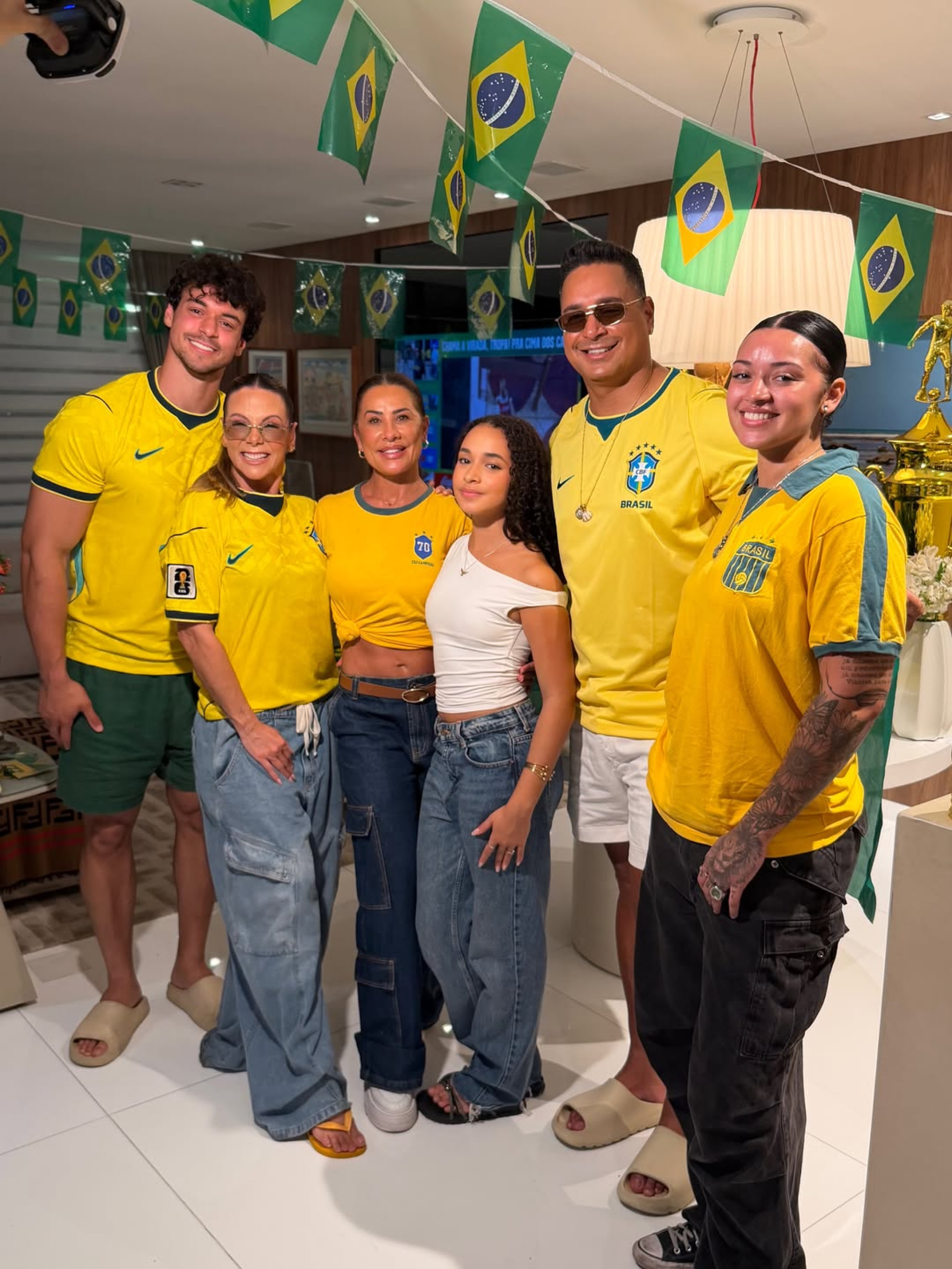 Xanddy reúne Carla Perez, Scheila Carvalho e filhos em aniversário com tema Copa