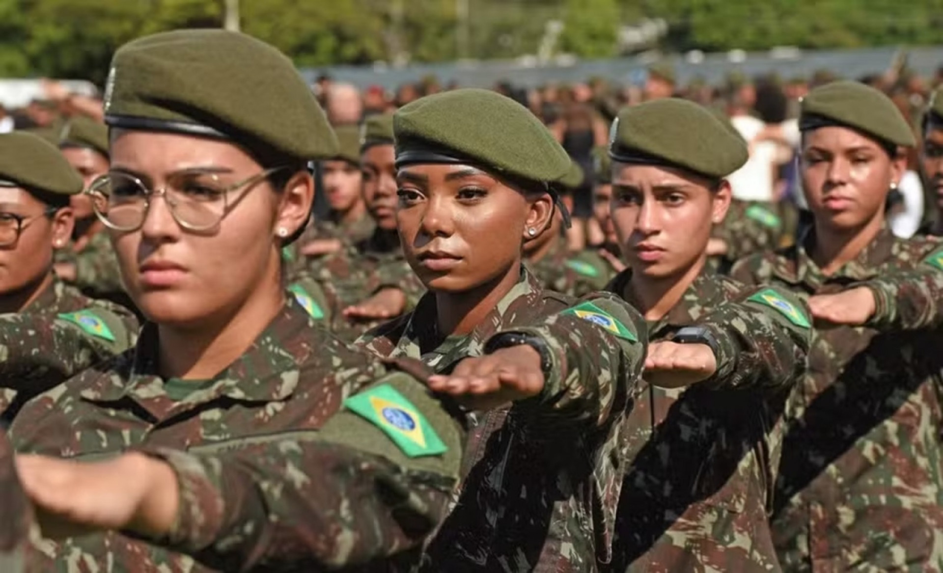 Primeiras soldados mulheres receberam a boina verde-oliva no sábado (13) - Divulgação/Comando Militar do Leste (CML)