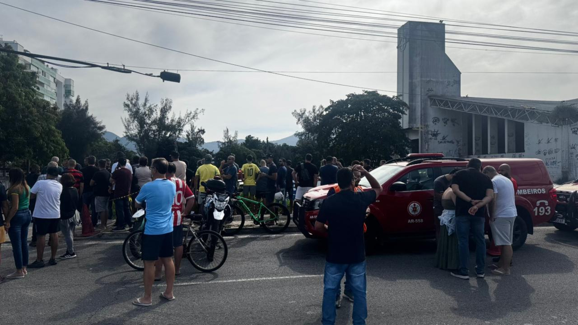 Diversas pessoas acompanham o trabalho do Corpo de Bombeiros no local da queda dos helic&oacute;pteros, no Recreio  - Gabriel Salotti / Ag&ecirc;ncia O Dia