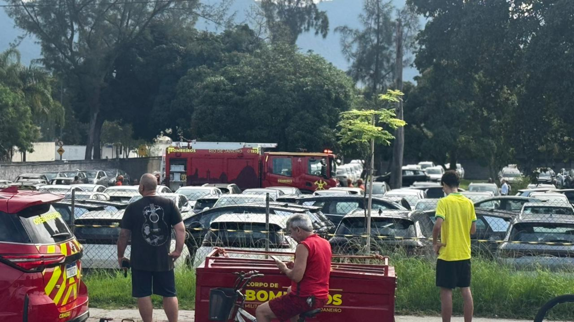 Diversas pessoas acompanham o trabalho dos Bombeiros no local da queda dos helic&oacute;pteros, no Recreio - Gabriel Salotti / Ag&ecirc;ncia O Dia