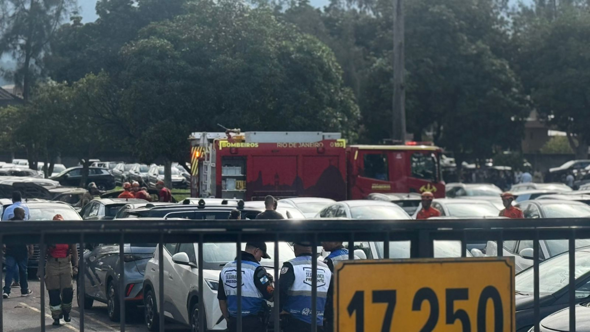 Diversas pessoas acompanham o trabalho do Corpo de Bombeiros no local da queda dos helic&oacute;pteros, no Recreio - Gabriel Salotti / Ag&ecirc;ncia O Dia