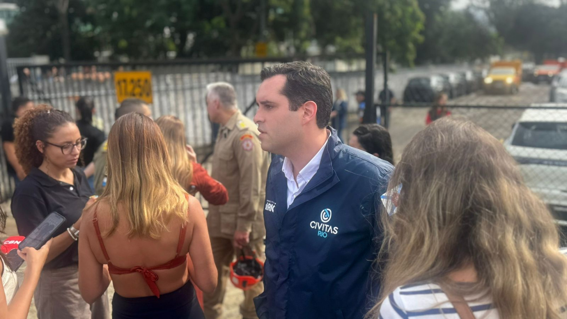 Prefeito Eduardo Cavaliere no local do acidente - Gabriel Salotti / Agência O Dia