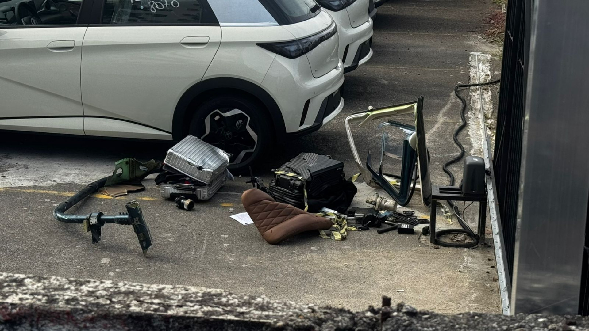 Malas dos passageiros se misturaram aos destroços da aeronave - Gabriel Salotti / Agência O Dia