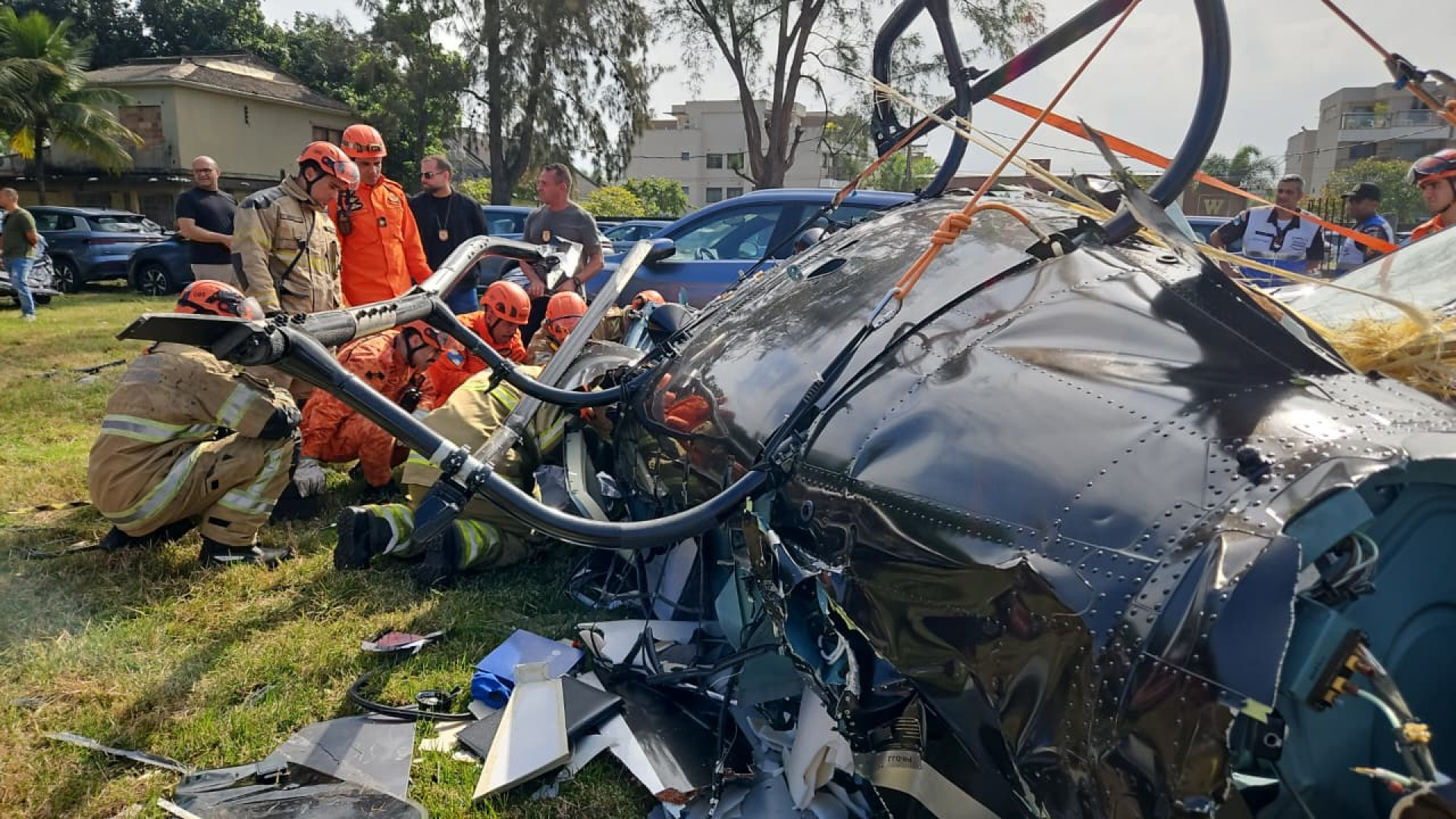 Fotos revelam partes das aeronaves espalhadas pelo local e a dimensão dos danos causados - Ângela Góes /CBMERJ