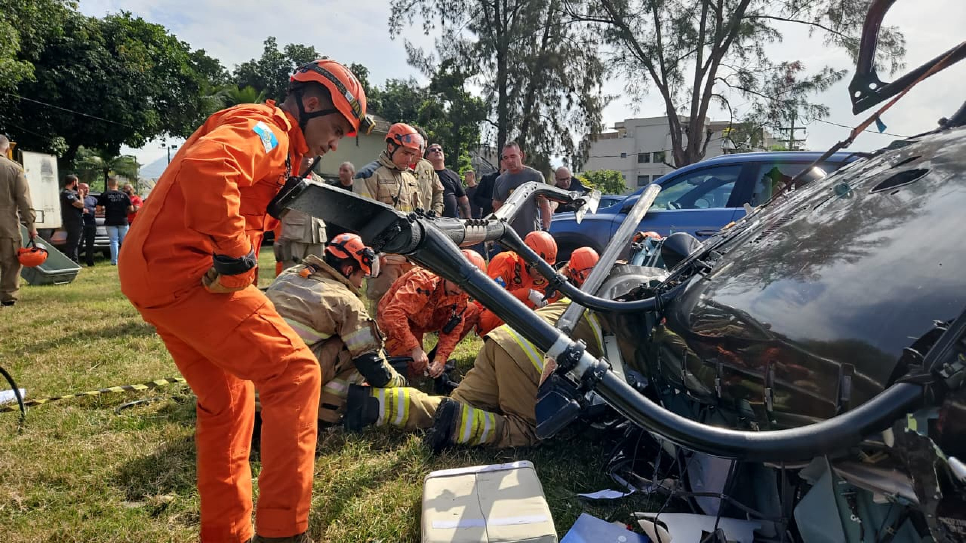 Fotos revelam partes das aeronaves espalhadas pelo local e a dimensão dos danos causados - Ângela Góes /CBMERJ