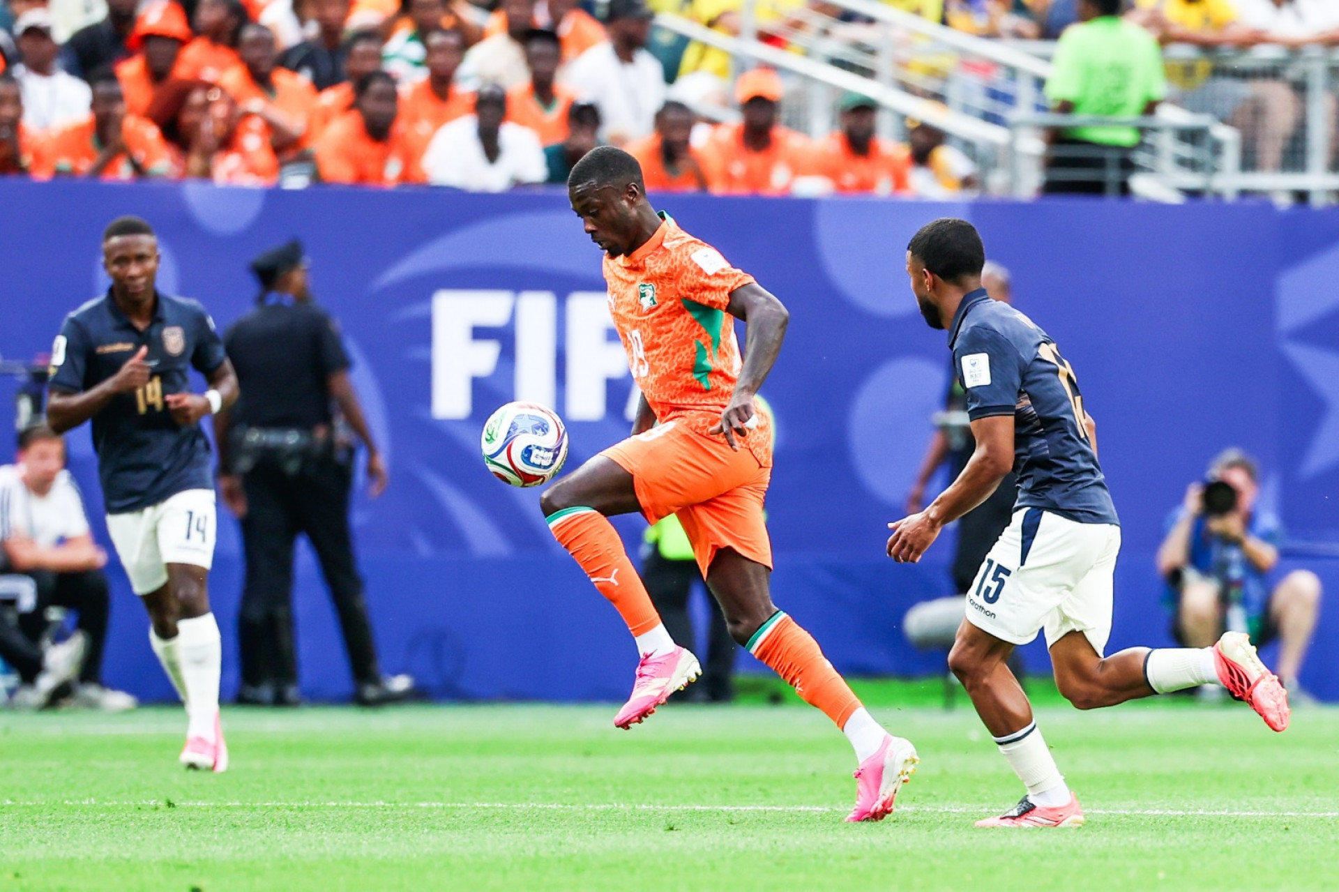 Costa do Marfim e Equador protagonizaram jogo animado no Lincoln Financial Field, na Filadélfia - William Volcov / Parceiro / Agência O Dia