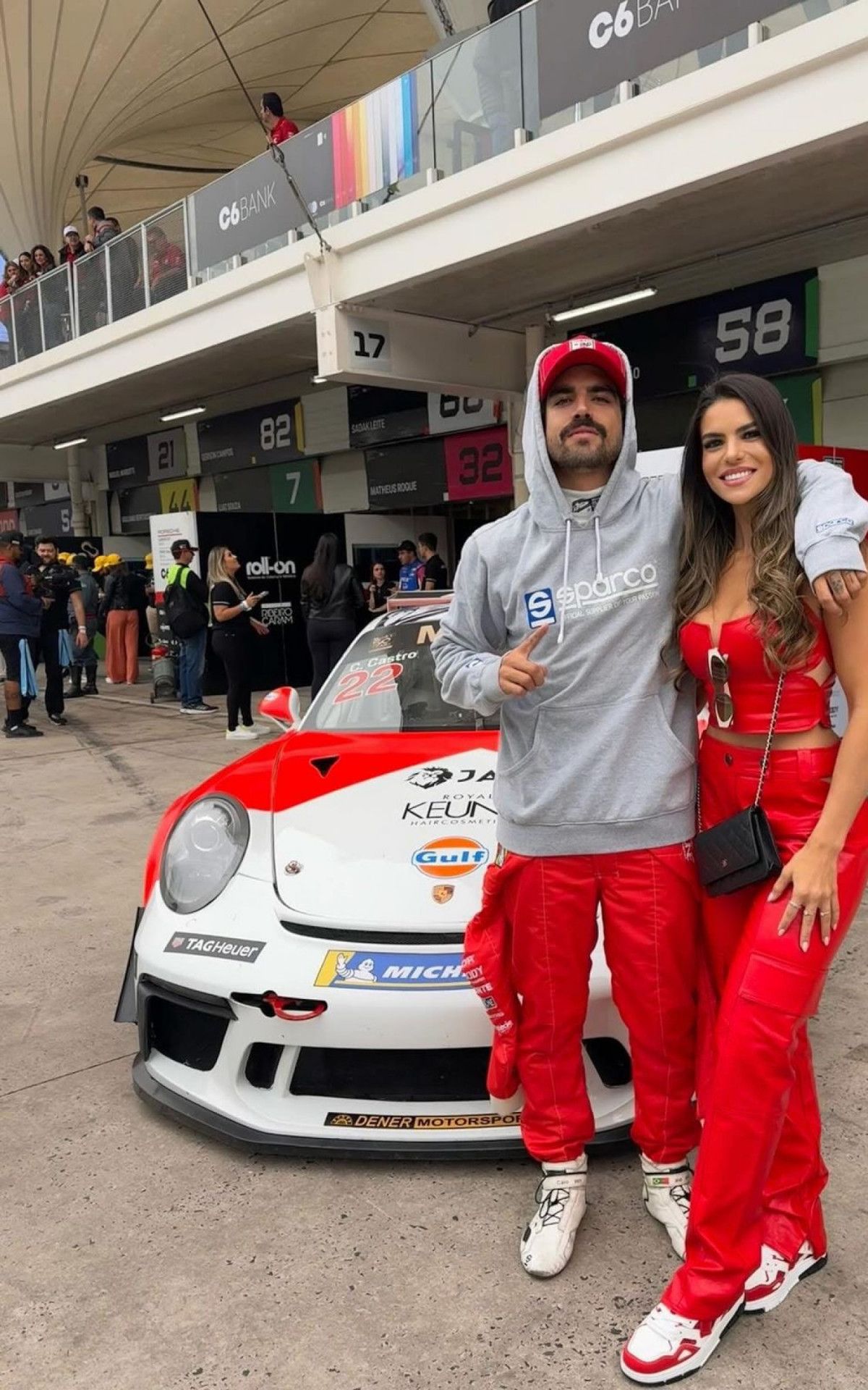 Tatá Barcellos e Caio Castro aparecem juntos em evento de automobilismo. A aproximação, revelada agora pela Coluna Andrei Lara, ganhou novo peso após o nome da influenciadora surgir na polêmica envolvendo o presidente da CBF