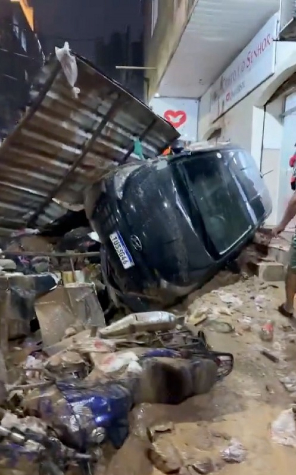 Deslizamento de terras causou destruição na Rocinha, nesta segunda-feira (15) - Reprodução/Redes sociais