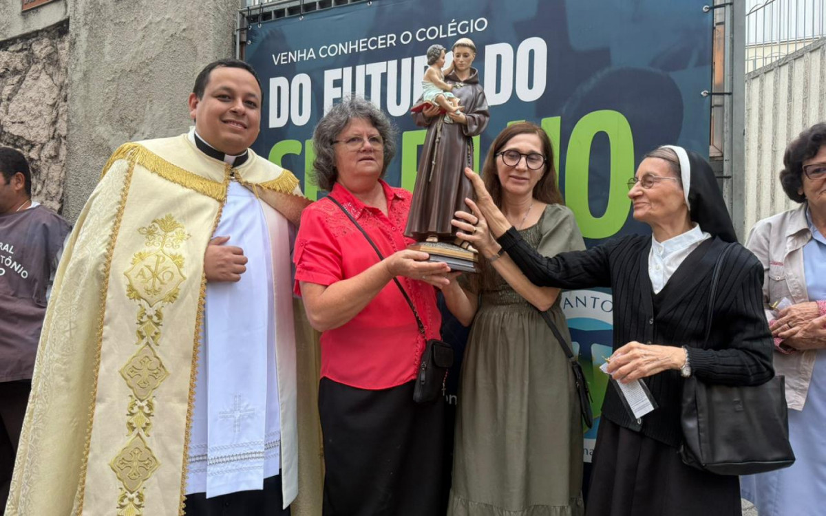 Devotos de Santo Antônio tomaram ruas do Centro de Duque de Caxias