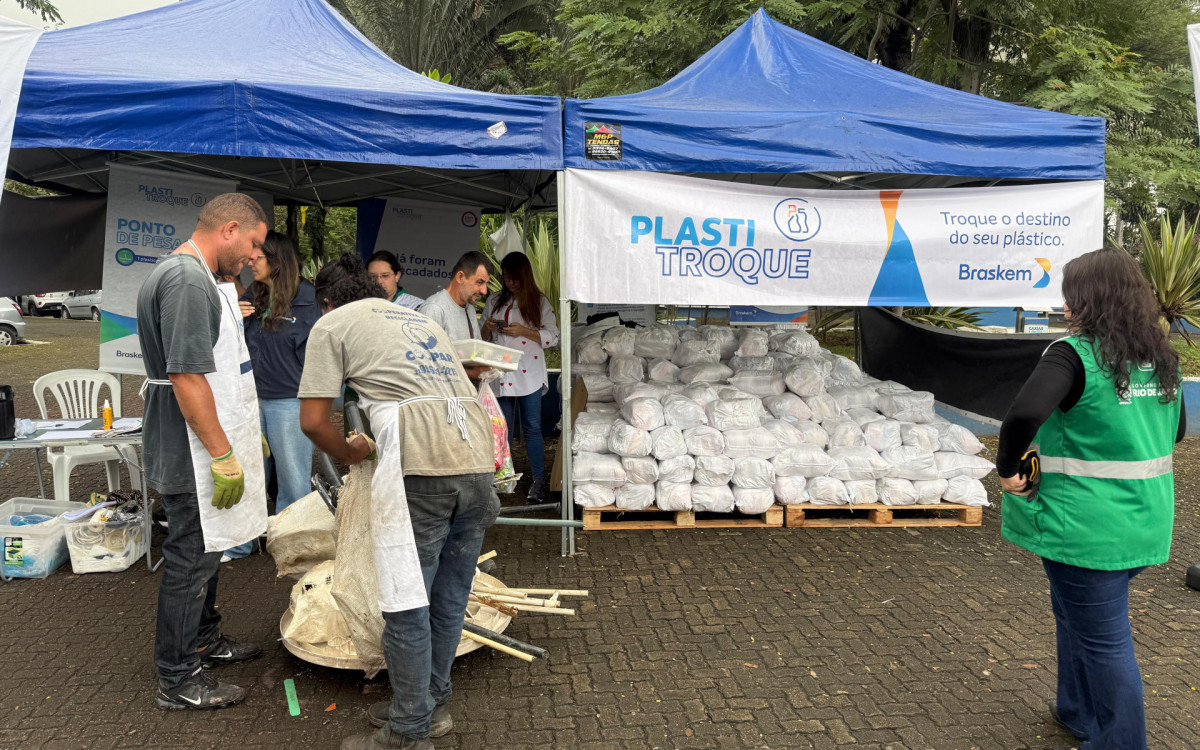 Caxias recebe programa para troca de plásticos por kits de alimentação