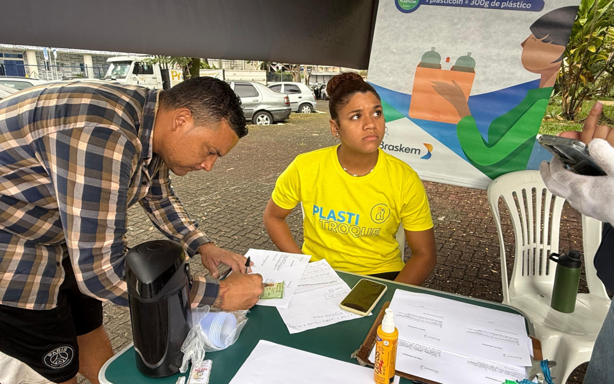 Caxias recebe programa para troca de plásticos por kits de alimentação
