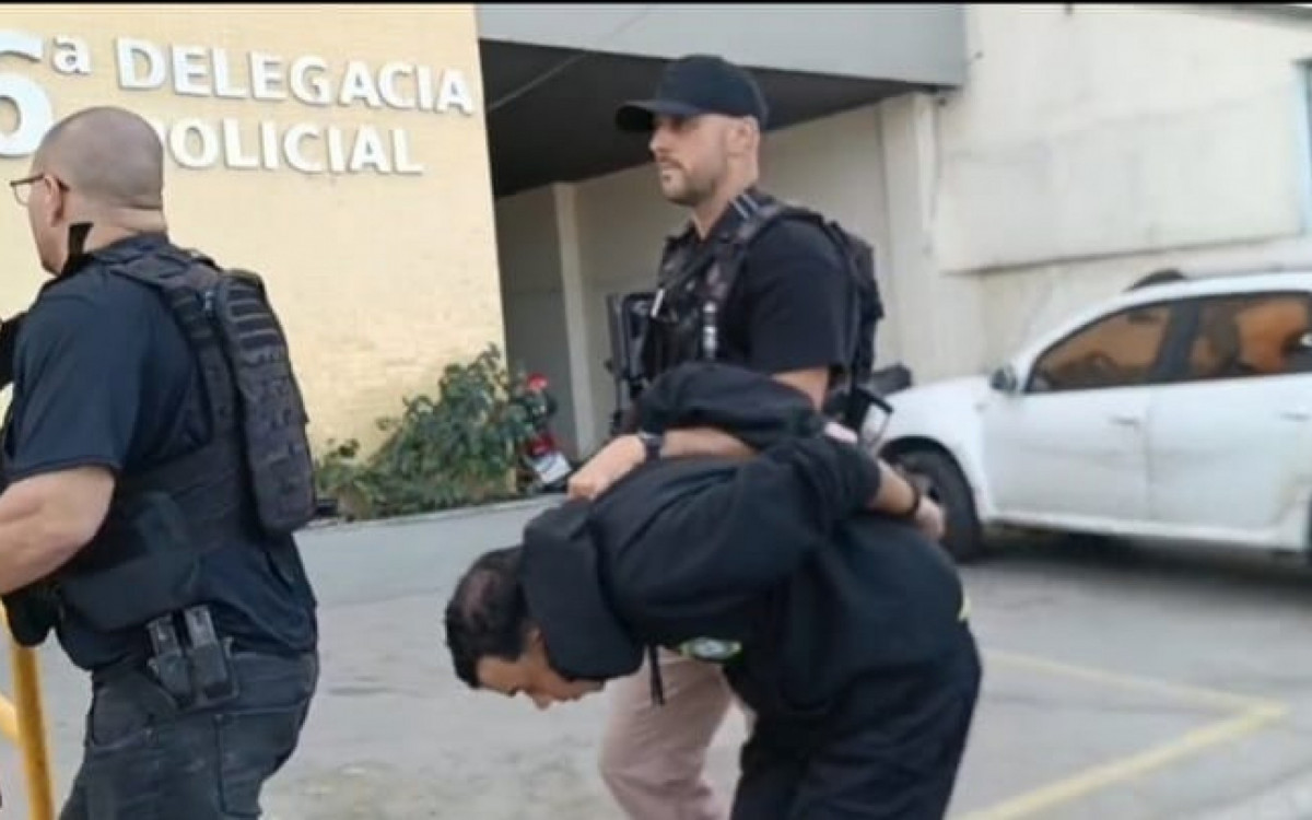 Mateus sendo conduzido pelos policiais foi identificado como companheiro da menor apreendida
