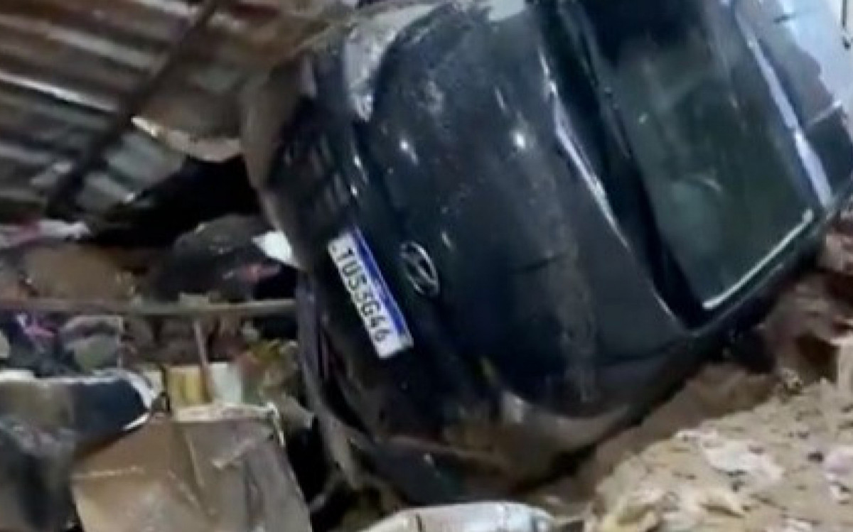 Deslizamento de terras causou destrui&ccedil;&atilde;o na Rocinha, nesta segunda-feira (15)