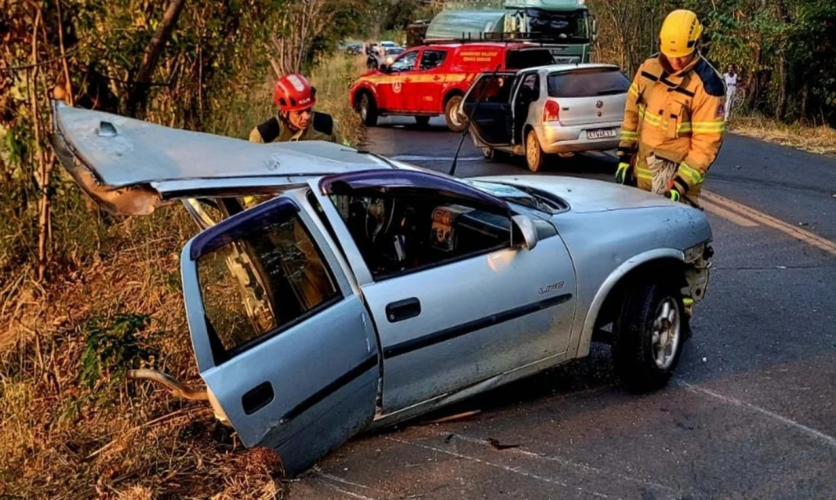 Acidente entre carros deixa um morto e cinco feridos