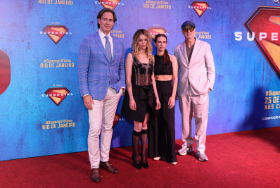 Elenco de 'Supergirl' desembarca no Rio e participa de pré-estreia com fãs