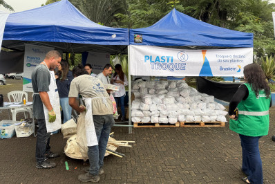 Caxias recebe programa para troca de plásticos por kits de alimentação