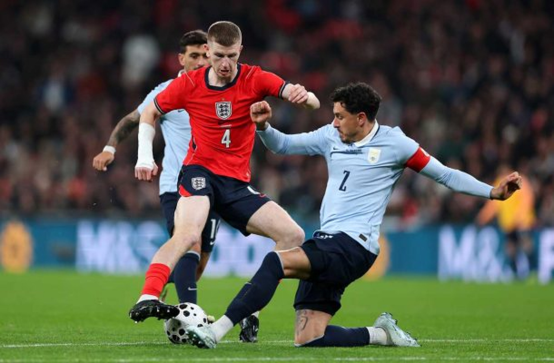Zagueiro do Uruguai afirma que sele&ccedil;&atilde;o pode “sonhar grande” na Copa