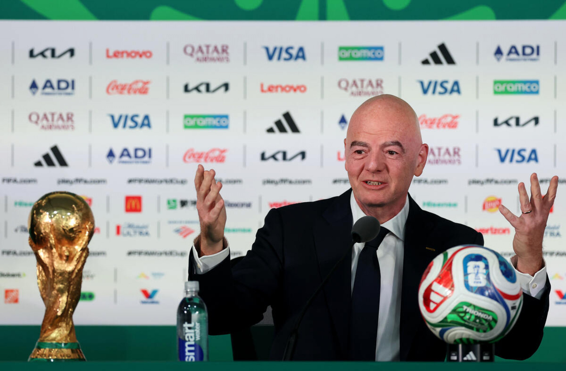 Fifa n&atilde;o v&ecirc; gesto supremacista de assistente de VAR
