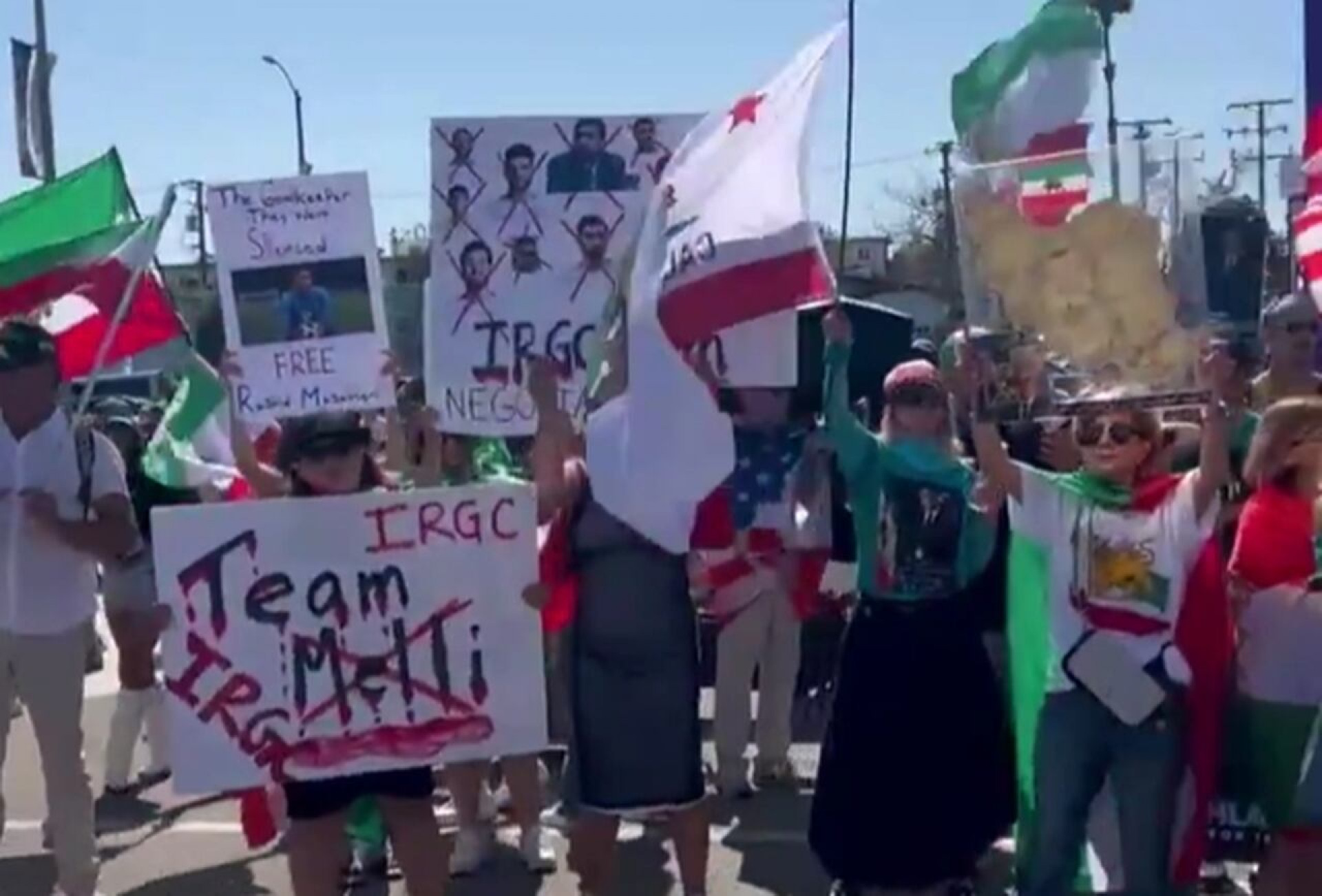 Grupo protesta contra sele&ccedil;&atilde;o do Ir&atilde; antes da estreia na Copa do Mundo