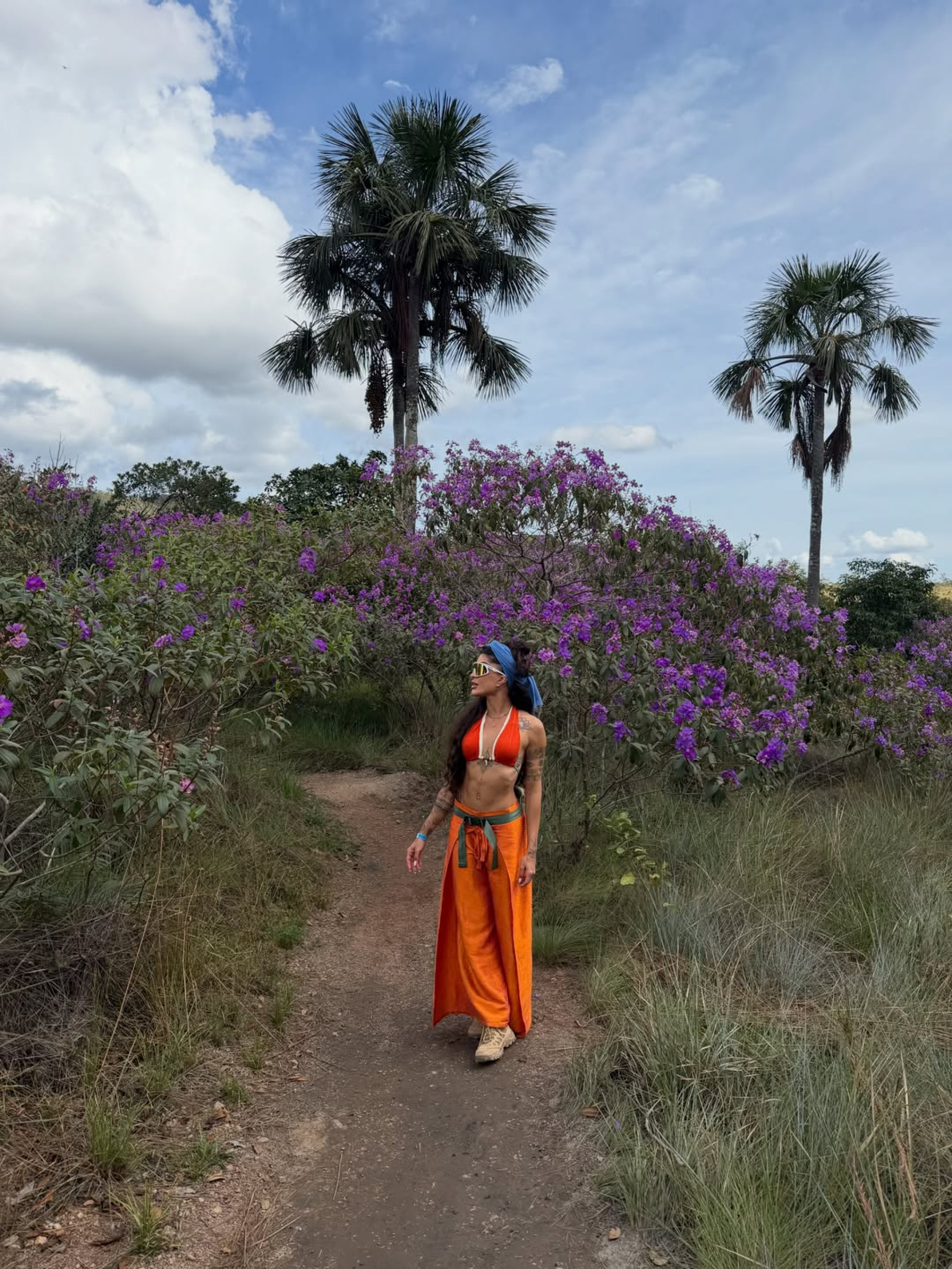 Aline Campos posa de biquíni em cachoeira e compartilha mensagem de positividade - Reprodução