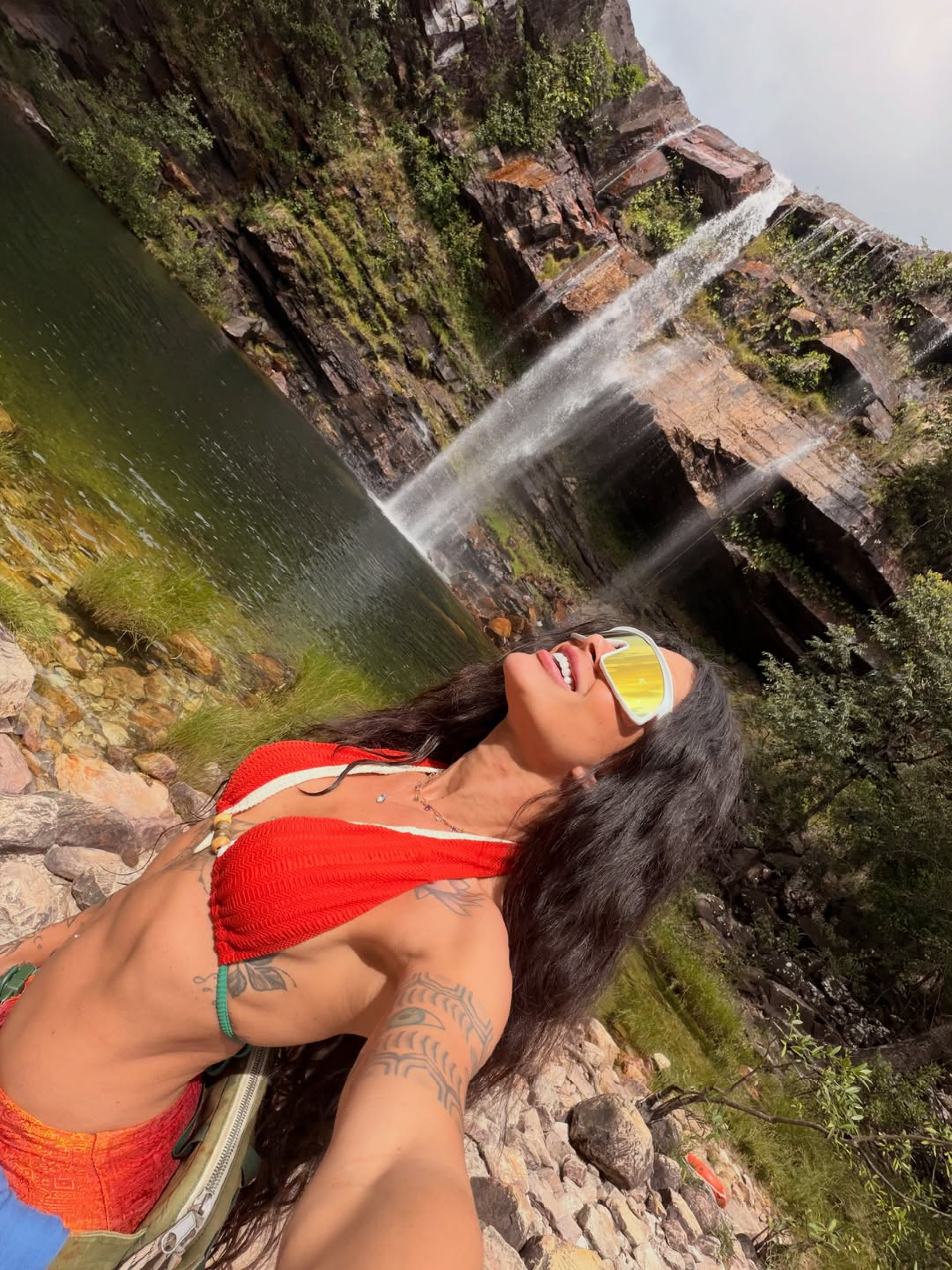 Aline Campos posa de biquíni em cachoeira e compartilha mensagem de positividade - Reprodução