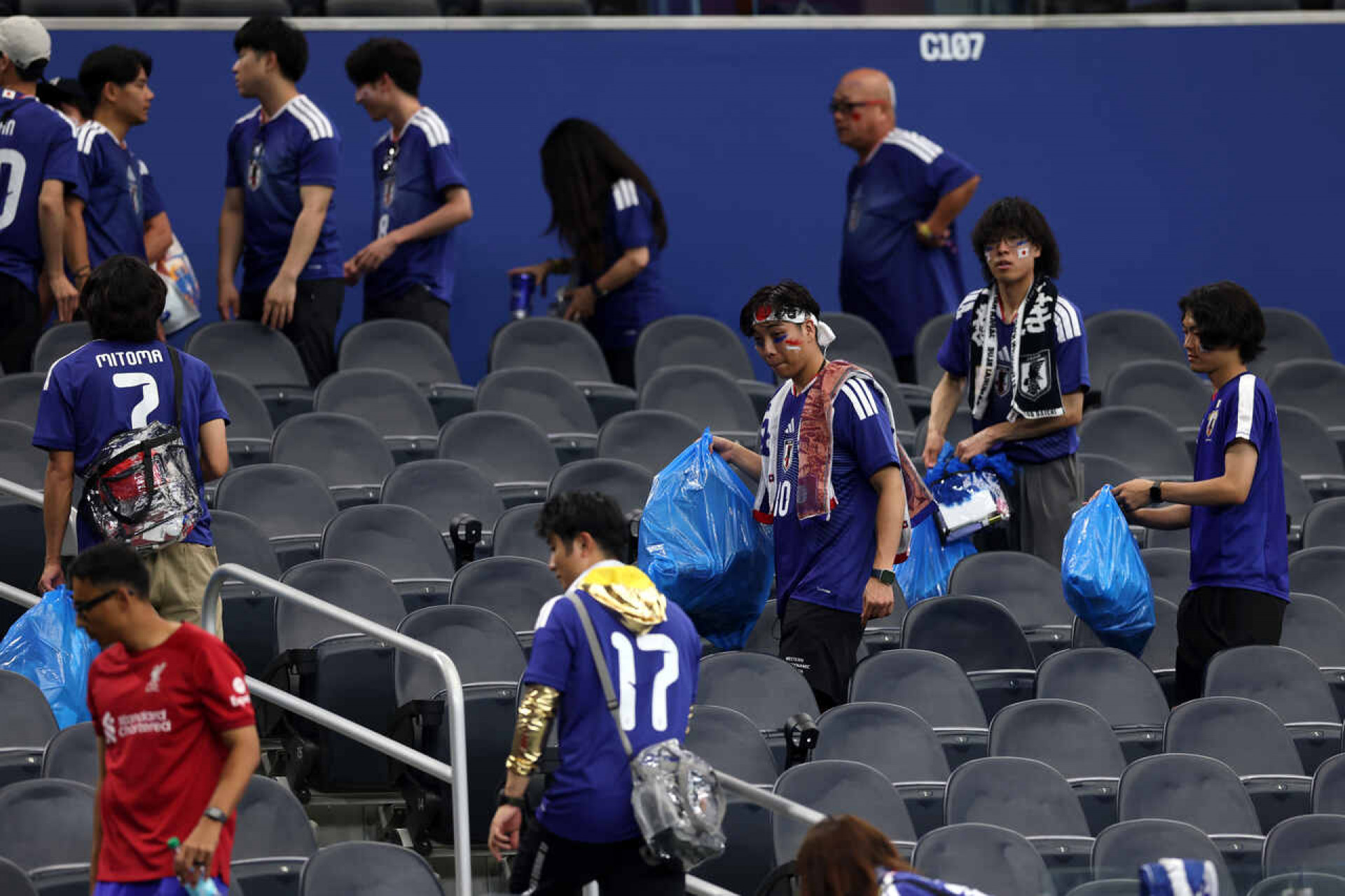 Jap&atilde;o d&aacute; exemplo com limpeza de vesti&aacute;rio e arquibancadas ap&oacute;s estreia na Copa