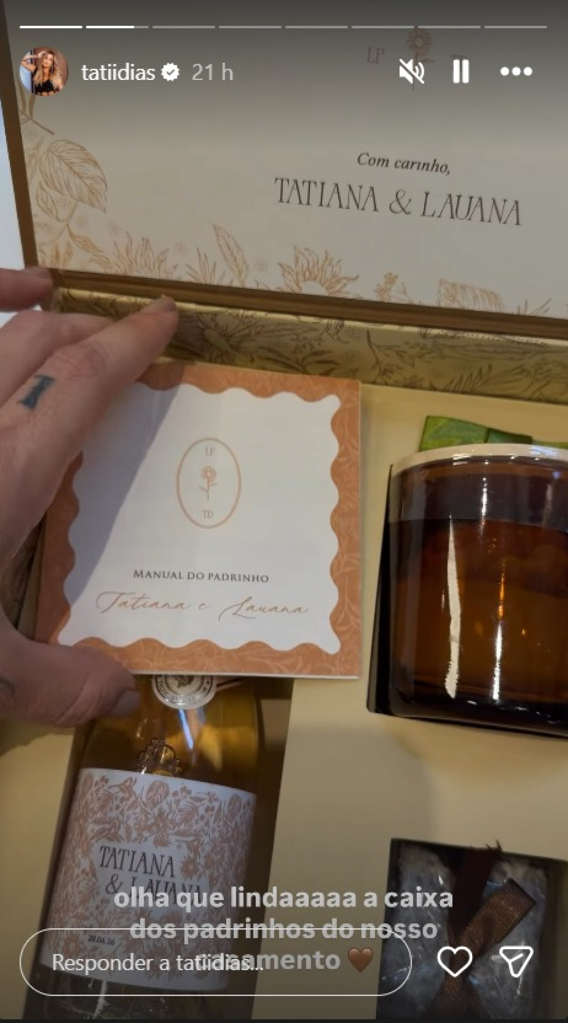 Grávidas, Tati Dias, noiva de Lauana Prado, mostra detalhes de convites para o casamento - Reprodução / Instagram