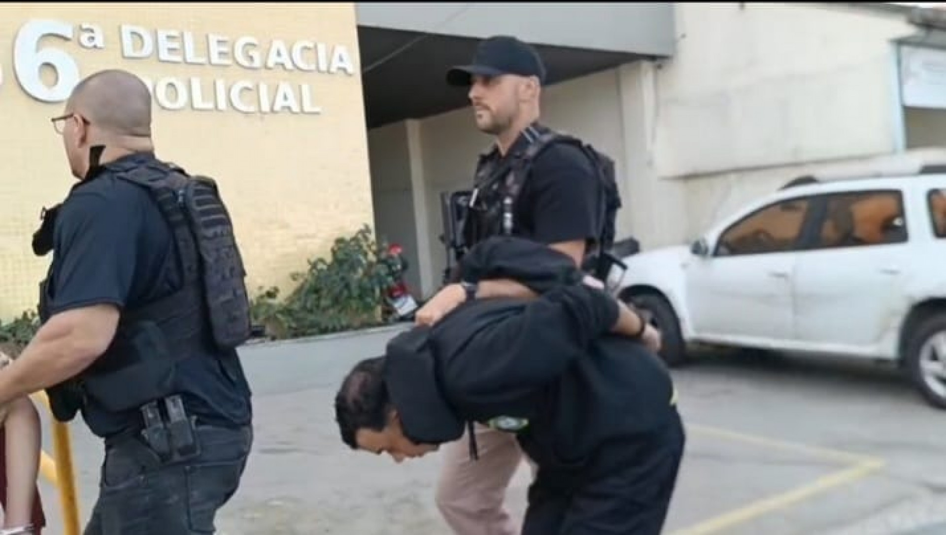 Matheus sendo conduzido pelos policiais foi identificado como companheiro da menor apreendida - Divulga&ccedil;&atilde;o/Pol&iacute;cia Civil