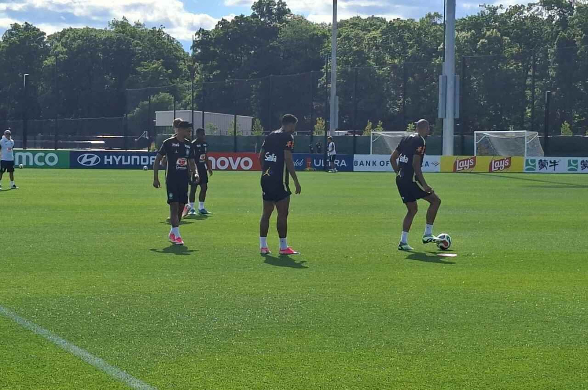 Neymar segue sem treinar com a Sele&ccedil;&atilde;o Brasileira e passa por novos exames nos EUA