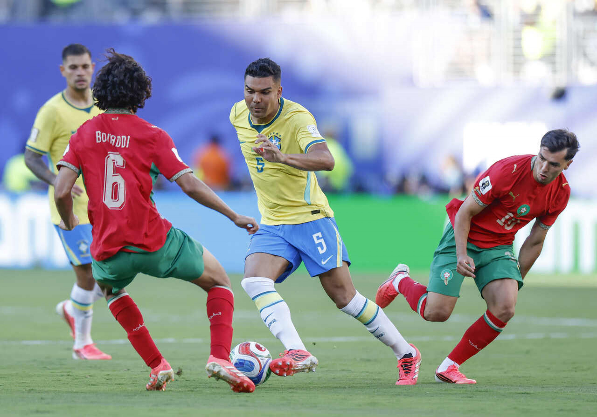 Casemiro corre quase o mesmo que Alisson em estreia do Brasil e preocupa torcida