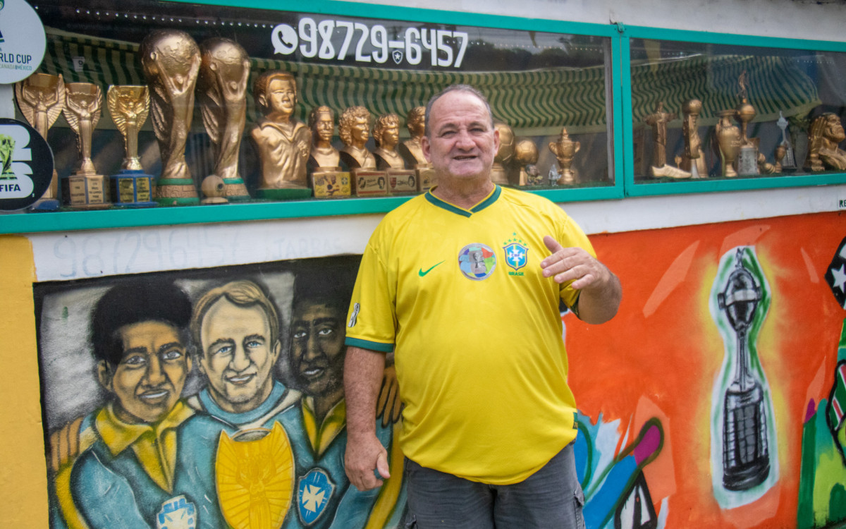 Jarbas Meneghini na fachada de casa, em Campo Grande, na Zona Oeste do Rio - Érica Martin / Agência O Dia