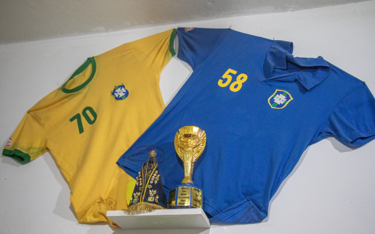 Jarbas Meneghini montou um acervo do futebol na casa onde mora, em Campo Grande, Zona Oeste do Rio - Érica Martin / Agência O Dia