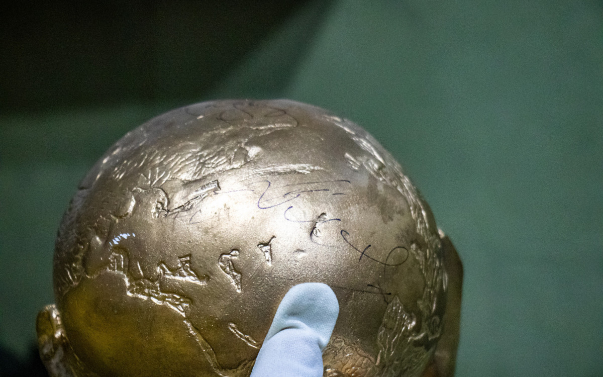 Neymar Jr. autografou réplica da taça da Copa do Mundo feita pelo artesão Jarbas Meneghini - Erica Martin/Agencia O Dia