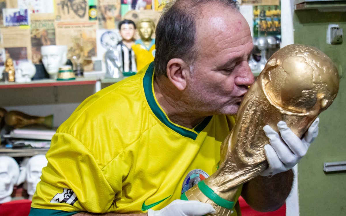 Jarbas Meneghini beija réplica da taça da Copa do Mundo autografada por Neymar Jr. - Erica Martin/Agencia O Dia