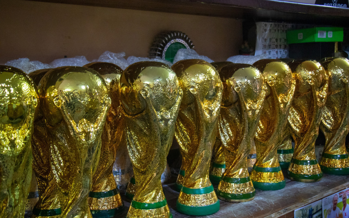 Jarbas Meneghini confecciona réplicas da taça da Copa do Mundo - Érica Martin / Agência O Dia