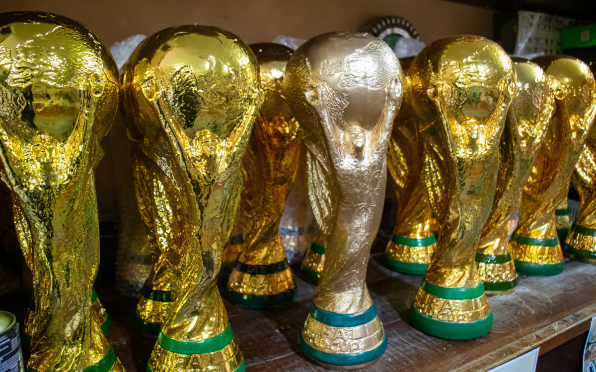 Artesão Jarbas Meneghini faz réplicas da taça da Copa do Mundo - Érica Martin / Agência O Dia