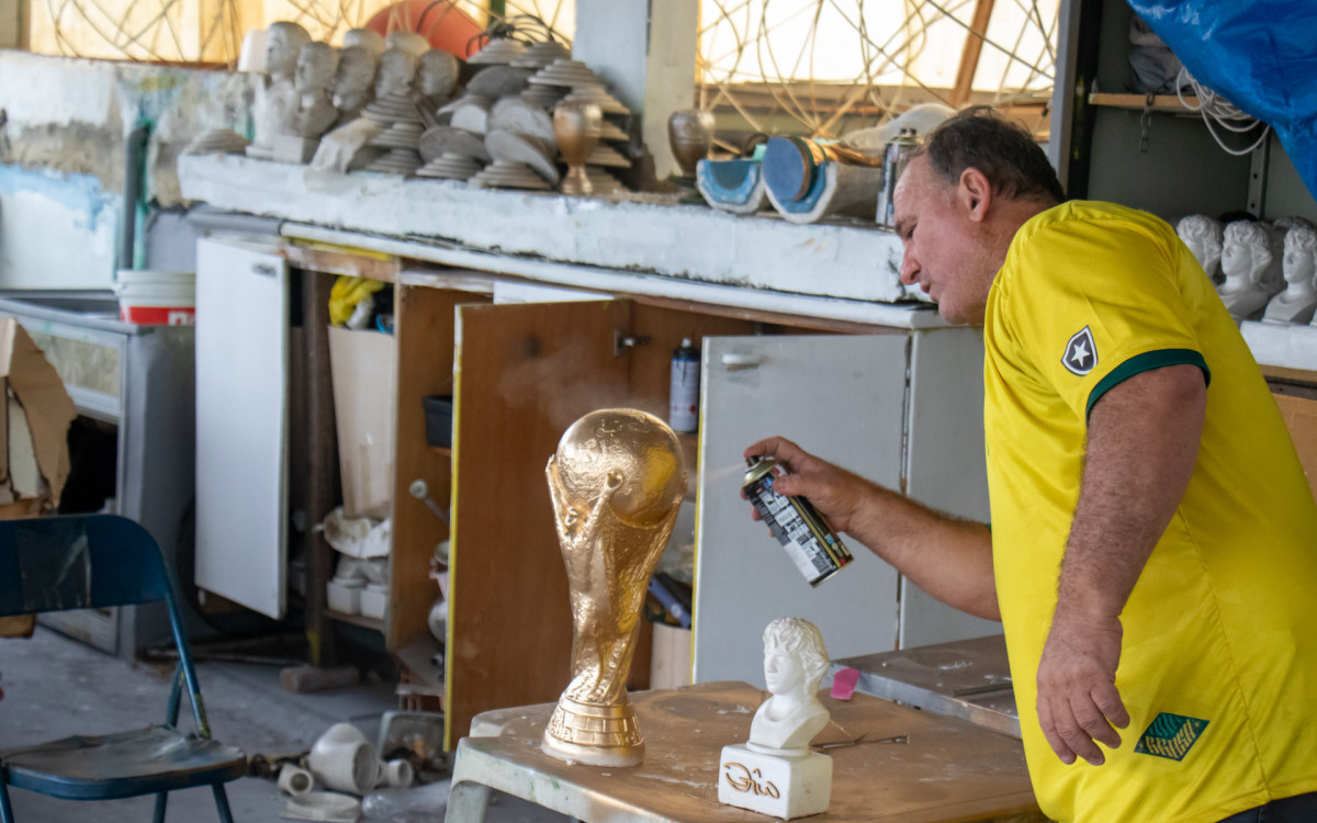 Jarbas Meneghini artesão carioca famoso Porto confeccionar réplicas da taça da copa do Mundo morador de campo Grande Zona Oeste do Rio de Janeiro. Fotos Érica Martin/ Agência O Dia - Érica Martin / Agência O Dia
