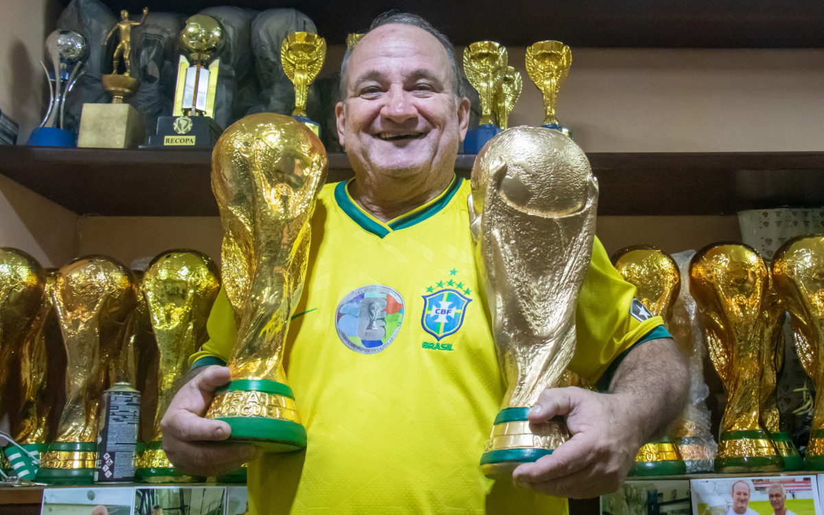 Jarbas Meneghini faz réplicas da taça da Copa do Mundo há mais de 30 anos - Érica Martin / Agência O Dia