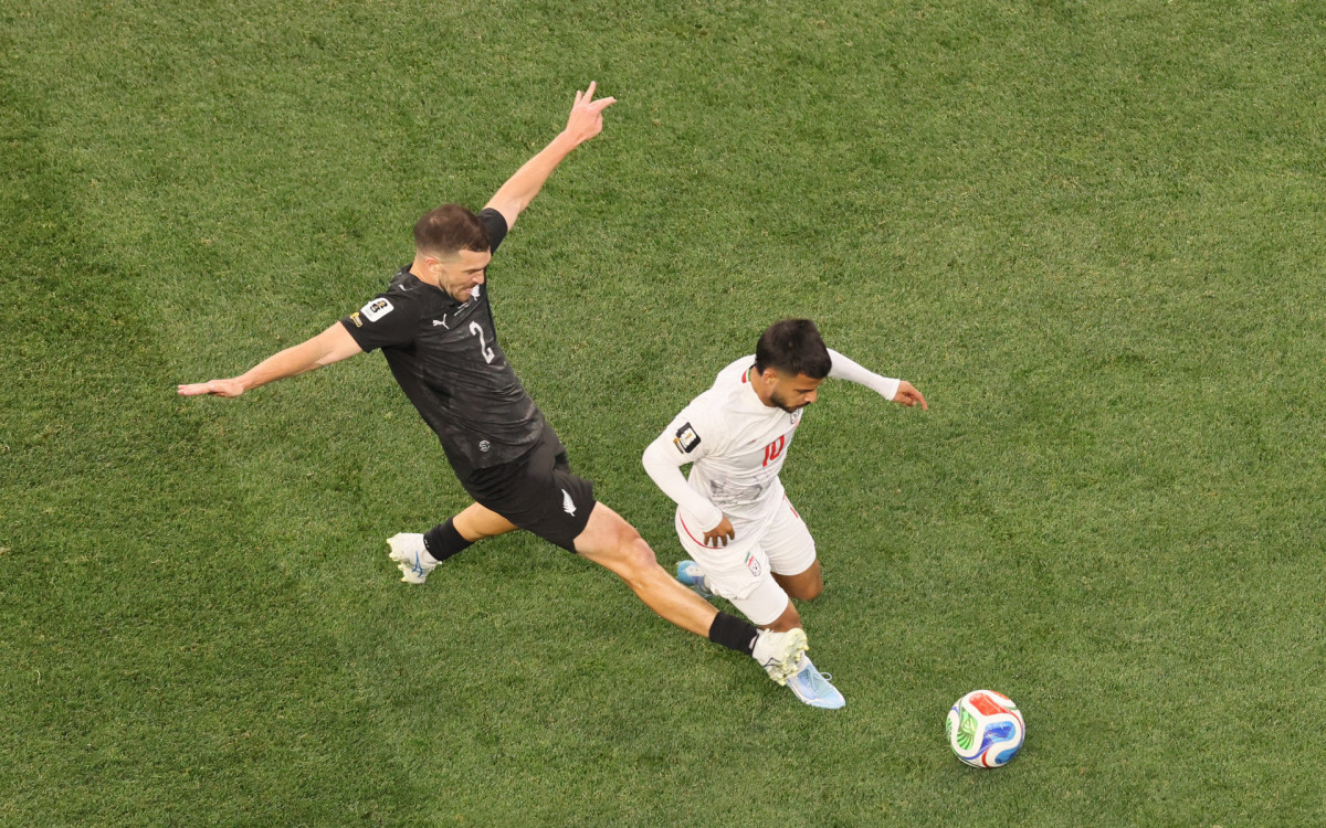 Lance do jogo entre Irã e Nova Zelândia: as duas seleções fizeram um jogo animado e empataram em 2 a 2