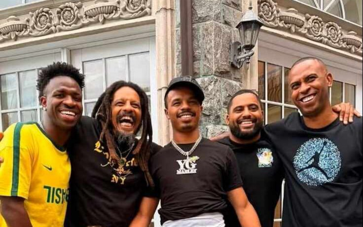 Vini Jr recebe visita de netos de Bob Marley nos EUA ap&oacute;s estreia do Brasil na Copa