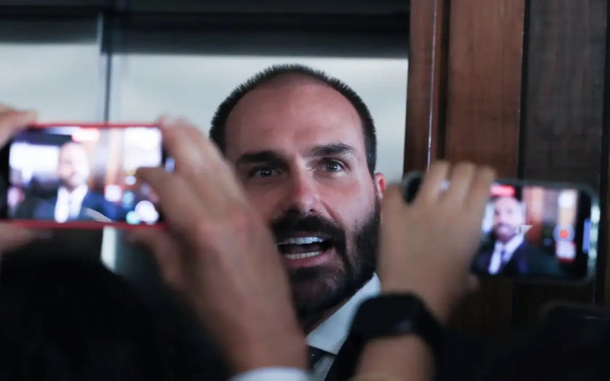 Eduardo Bolsonaro n&atilde;o deve cumprir a pena enquanto estiver no exterior