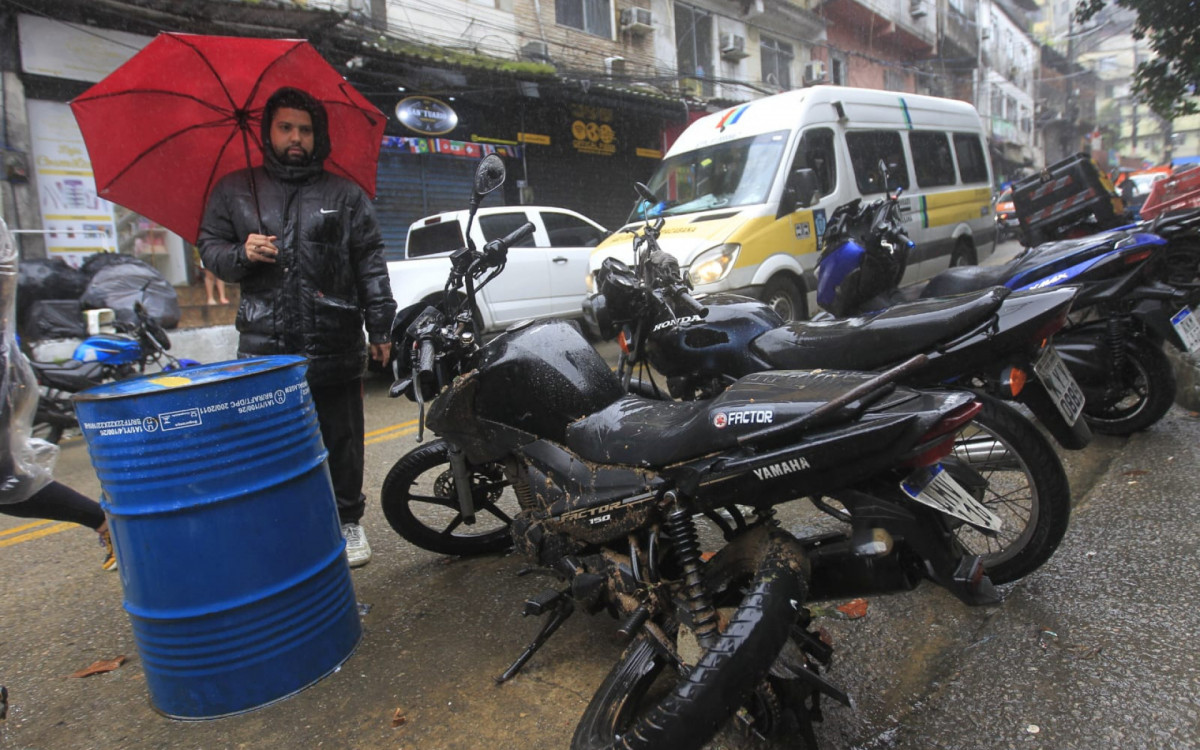 Bruno Brito teve a moto destruída durante o deslizamento