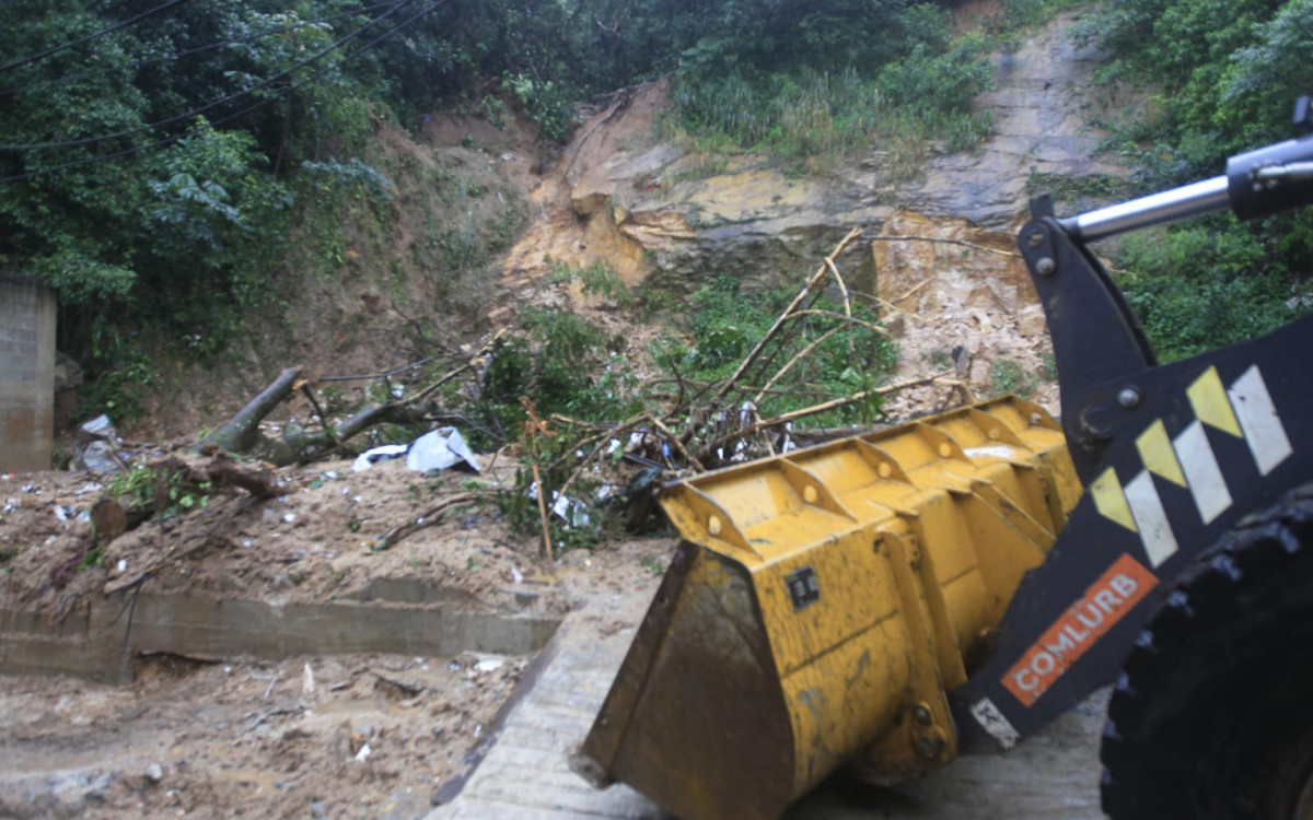 Área que desabou na Rocinha foi isolada pela Defesa Civil